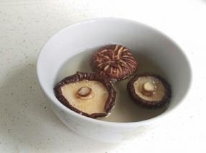 花菇泡水。
