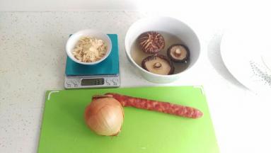 准备切腊肠，洋葱，和花菇。