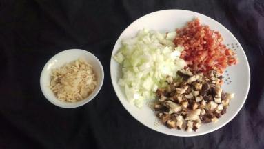 全部材料切小丁。