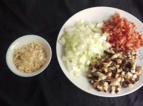 全部材料切小丁。