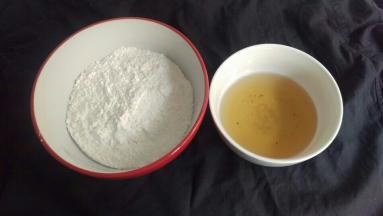 粉类混合再加入花菇水。