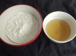 粉类混合再加入花菇水。