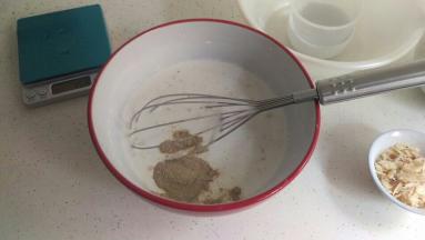 搅拌好以后加入胡椒粉，盐巴，鸡精，糖，搅拌均匀。