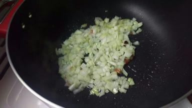 热油炒洋葱，炒到洋葱变软。