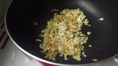 再加入虾米，炒出香味。