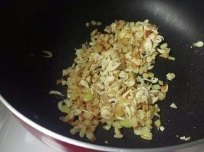 再加入虾米，炒出香味。