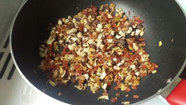 再加入腊肠，炒出香味才放花菇，炒熟。