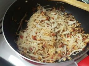 最后加入萝卜，翻炒均匀。