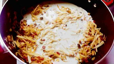 倒入粉浆，马上离火，搅拌均匀。正常是比较扁干的，看不到什么水分的。如果真的非常干，加点腌萝卜的水。一点点就好。