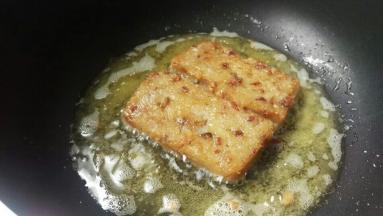 喜欢的还可以热油煎一下，中火，表面洒点面粉，煎的时候不会散掉。