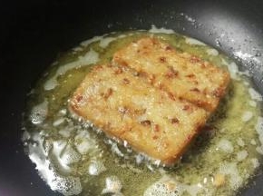 喜欢的还可以热油煎一下，中火，表面洒点面粉，煎的时候不会散掉。