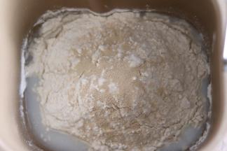 面团原料除黄油外都放入面包桶，启动面包机和面程序。