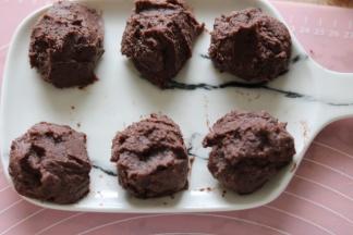 豆沙馅每个45克分好。