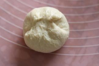 用手轻提四个角捏紧收口即可。