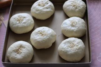 面团发酵两倍大结束发酵。