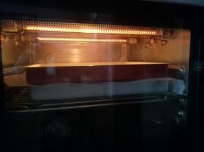 放入烤箱中下层，用一个干净的烤盘，下面放上油纸，铺在发酵好的面团上，清按两下。上下管180度烘烤20分钟。普通烤箱请提前预热190度8分钟，烘烤18分钟左右。