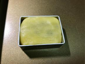 放入模具中，用手指按扁