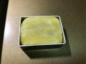 放入模具中，用手指按扁