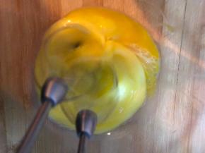 首先两个鸡蛋放入碗中，打半分钟左右，把蛋白蛋黄打匀，这样可以和黄油混合的更好