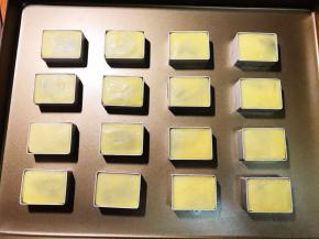 烤箱160度，8分钟后翻面，再烤8分钟