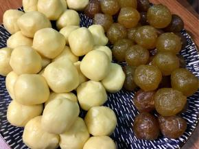 把成品凤梨馅和面团分好，凤梨馅是15克，面团是20克。