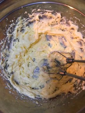 打发至稍微发白即可