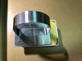 最后用平底的小工具辅助按平