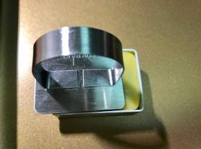 最后用平底的小工具辅助按平