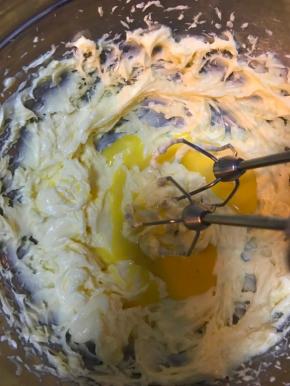 蛋液分4-5次加入黄油中，每次必须完全混合后再加下一次。