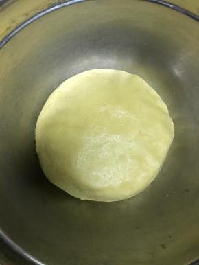 盖保鲜膜醒面20分钟。