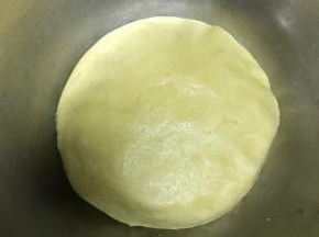 盖保鲜膜醒面20分钟。