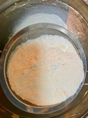 低筋面粉高筋面粉还有奶粉混合搅拌下，然后再筛入黄油糊中拌匀。