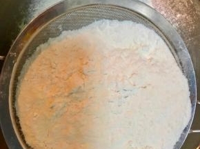 低筋面粉高筋面粉还有奶粉混合搅拌下，然后再筛入黄油糊中拌匀。