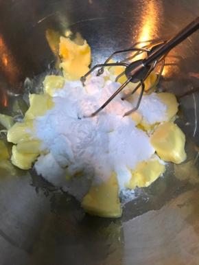 软化黄油，加入糖粉，先低速混合黄油和糖粉。