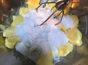软化黄油，加入糖粉，先低速混合黄油和糖粉。