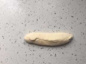 翻面，将左右两侧捏紧