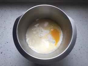 将面团材料中除去黄油和盐以外的所有材料放到盆中，揉至扩展阶段