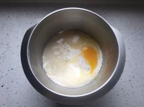 将面团材料中除去黄油和盐以外的所有材料放到盆中，揉至扩展阶段