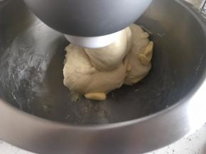 加入黄油和盐，揉至完全阶段