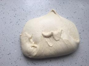 发到两倍大，用手指沾粉戳洞不回缩不塌陷