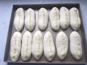 将蒜蓉酱挤在面团表面划的刀口处