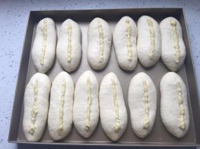 将蒜蓉酱挤在面团表面划的刀口处