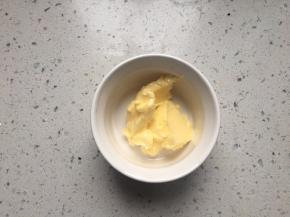 现在制作蒜蓉酱。称出室温软化的黄油
