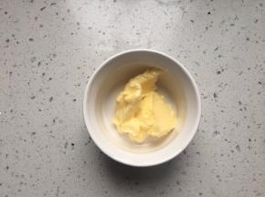 现在制作蒜蓉酱。称出室温软化的黄油