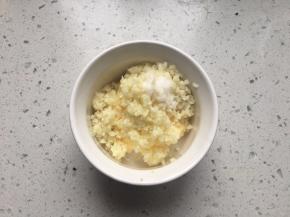 将大蒜压成很细的蒜泥,加入盐