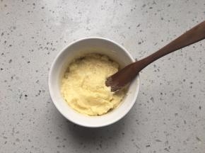 将黄油，蒜蓉和盐放在一个碗中搅拌均匀