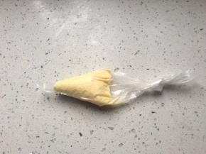 装入裱花袋中，剪一个小口