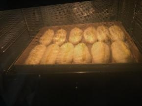 放入预热好180度的烤箱中下层烘烤18分钟