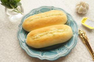 出炉后转移到晾网晾凉
蒜香味浓郁的蒜香面包就做好了