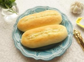 出炉后转移到晾网晾凉
蒜香味浓郁的蒜香面包就做好了